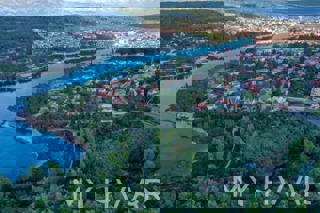 Gradbeno zemljišče v pristanišču Stari Grad