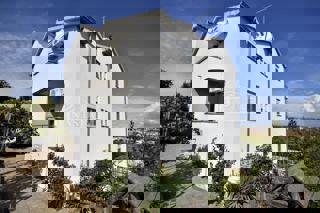 Vodice - Hiša s 5 apartmaji, pogled na morje