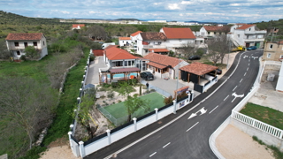 Putičanje - *PRILOŽNOST* posest s hišama, bazenom, urejenim vrtom