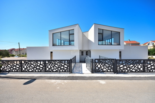 Vodice - NOVOGRADNJA vila s bazenom in pogledom na morje