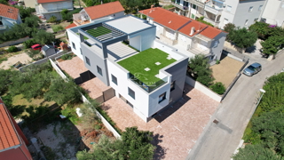 Vodice - Luksuzna hiša S2 s strešno teraso, le 150 m od plaže