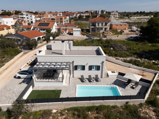 Vodice - Opremljena vila s bazenom na mirni lokaciji