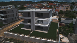 Vodice - Stanovanje S4 v prvem nadstropju z razgledom na morje, 300 m od plaže