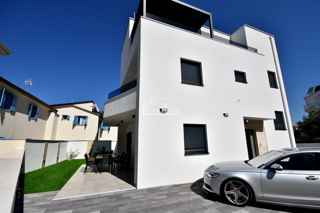 Vodice, Srima - NOVOGRADNJA S2 hiša 250 m od plaže
