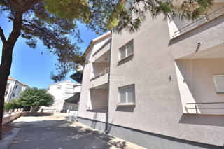 Vodice - Stanovanje z dvema spalnicama, II. nadstropje, 350 m od plaže