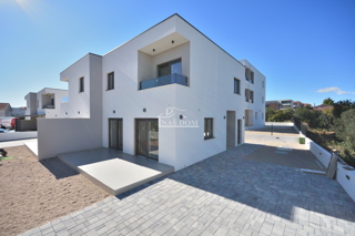 PRILOŽNOST: Dvojna hiša S2 v Vodicah – mirna lega, bližina vseh vsebin