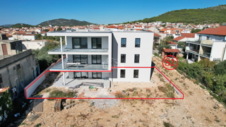 Tribunj - Luksuzno triosobno stanovanje S2 z vrtom, le 250 m od plaže