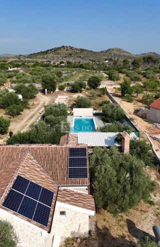 Vodice - Hiša s bazenom in oljčnim nasadom v zaledju Vodic