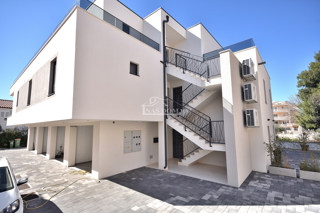 Vodice, Srima - S3 STAN, I. KAT, 200 m od plaže