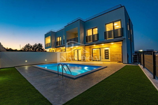 Vodice - NOVOGRADNJA dvojna hiša D s bazenom