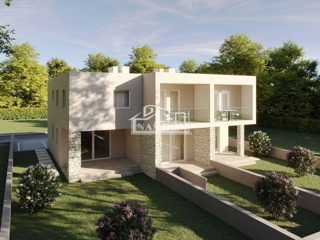 Vodice - **NOVOGRADNJA** dvoetažni stanovi s vrtom, 300 m od plaže