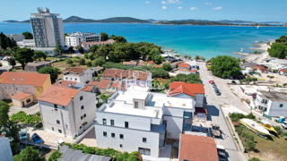<Luksuzni stan A8 s krovnom terasom, 50m od plaže>