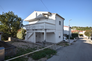 Pirovac - Dvojna hiša s dvema apartmajema v bližini morja