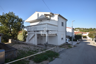Pirovac - Dvojna hiša s dvema apartmajema v bližini morja