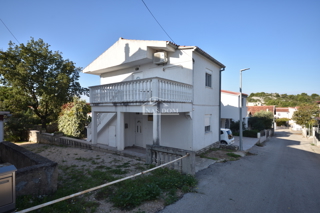 Pirovac - Dvojna hiša s dvema apartmajema v bližini morja