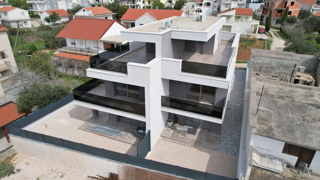 Tribunj - Dvojna hiša s strešno teraso na odlični lokaciji, 400 m od plaže