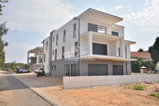 Srima - PRVI RED DO PLAŽE, Luksuzni apartma SJ8, s strešno teraso
