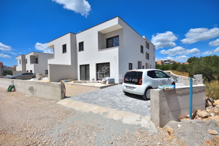 Vodice - Dvojna kuća S2 na mirnoj lokaciji