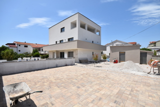 Vodice - Stanovanje v prvem nadstropju s 3 spalnimi prostori, 700 m do plaže