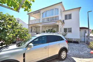 Tribunj - hiša z dvema apartmajema, 600 m od plaže