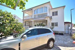 Tribunj - hiša z dvema apartmajema, 600 m od plaže