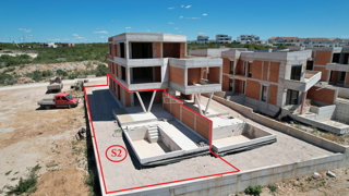 Luksuzno stanovanje S2 z bazenom in vrtom v pritličju novogradnje – Vodice