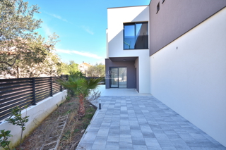 Srima, Vodice - Dvojna hiša S2 z bazenom v bližini plaže