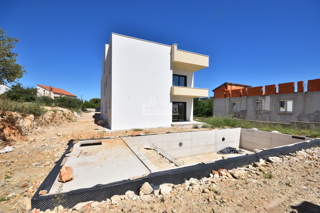 Vodice - Stanovanje S1 s bazenom in vrtom