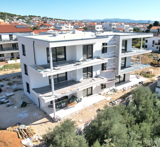 Luksuzno dvoprostorsko stanovanje S1 z veliko zemljiščem v Tribunju – 250 m od morja