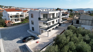 Luksuzno dvoprostorsko stanovanje S1 z veliko zemljiščem v Tribunju – 250 m od morja