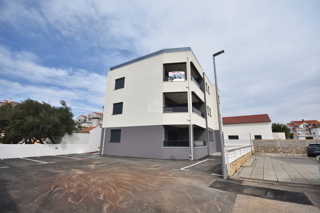 Vodice - Trosobno stanovanje S2 v prvem nadstropju, odlična lokacija