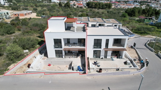 Vodice - Dvojna hiša S1 z bazenom in strešno teraso