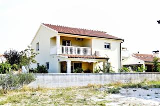 Vodice hiša s tremi apartmaji, vrt, sjenica