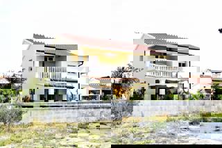 Vodice hiša s tremi apartmaji, vrt, sjenica