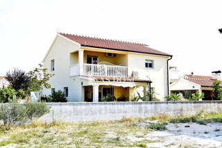 Vodice hiša s tremi apartmaji, vrt, sjenica
