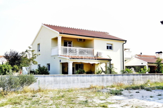 Vodice hiša s tremi apartmaji, vrt, sjenica