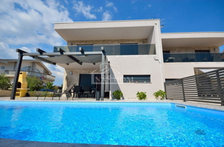 Vodice - dvojna hiša s 3 stanovanji, klet + bazen