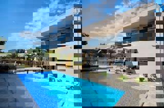 Vodice - dvojna kuća s 3 stana, podrum + bazen