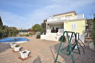 Tribunj - vila z bazenom v bližini plaže