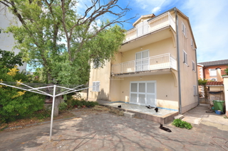 Vodice, Srima - apartmajska hiša s 5 apartmaji 100 m od plaže