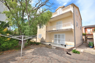 Vodice, Srima - apartmajska hiša s 5 apartmaji 100 m od plaže