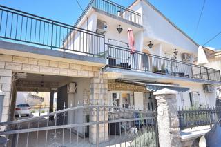 Vodice - hiša s 5 stanovanj 450 m od plaže