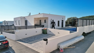 Vodice - Opremljena dvojna hiša s bazenom, pogled na morje