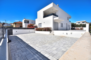 Vodice - dvojna hiša s bazenom