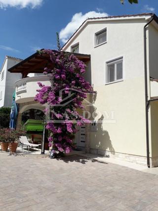 Vodice - Dve hiši s skupno 7 apartmaji, 600 m od plaže