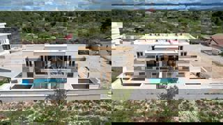 Vodice, Srima - Dvojna kuća S1 s bazenom, 270 m od plaže
