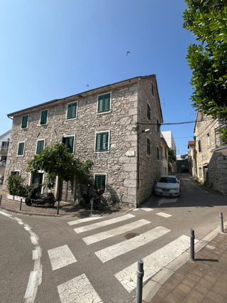 Vodice, center - hiša za obnovo 400 m od plaže