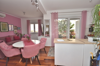 Vodice. stanovanje z dvema spalnicama v visokem pritličju