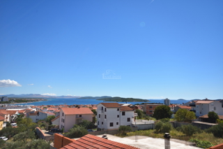 Vodice - Stanovanje S3 v prvem nadstropju s strešno teraso, pogled na morje