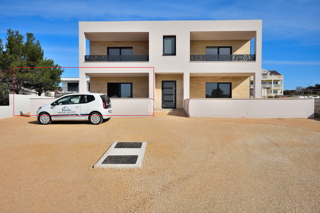 Vodice - stanovanje z vrtom na mirni lokaciji